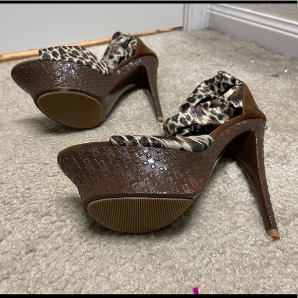 Cheetah print 6” heels with same ankle strap - Picture 4 of 5